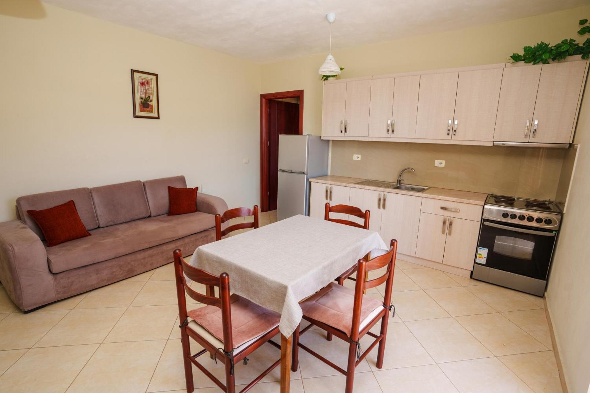 Sarah's - 5 Min Walk To Beaches & Boulevard - Big Balcony! *