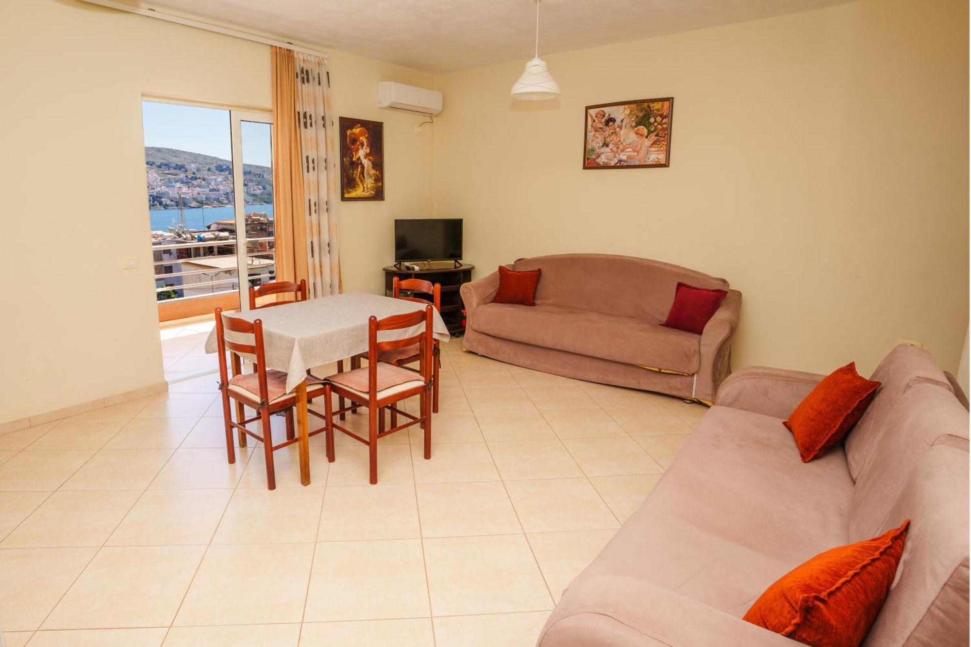 Sarah's - 5 Min Walk To Beaches & Boulevard - Big Balcony!